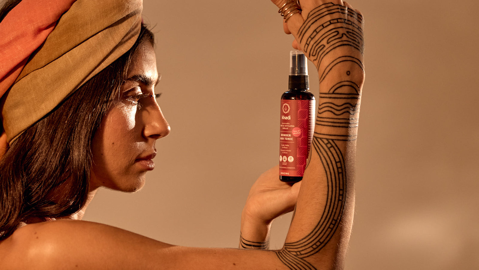 woman uses the hair tonic from khadi