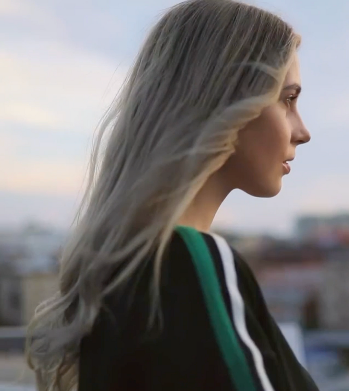 Image of a model after using Khadi Berlin Blond 