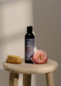 Still life featuring Ayurveda Everyday Himalaya Rose Bodywash – experience the balance of your senses with this aromatic body care.