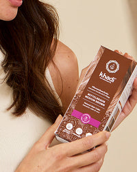 model holding khadi medium brown hair color packaging